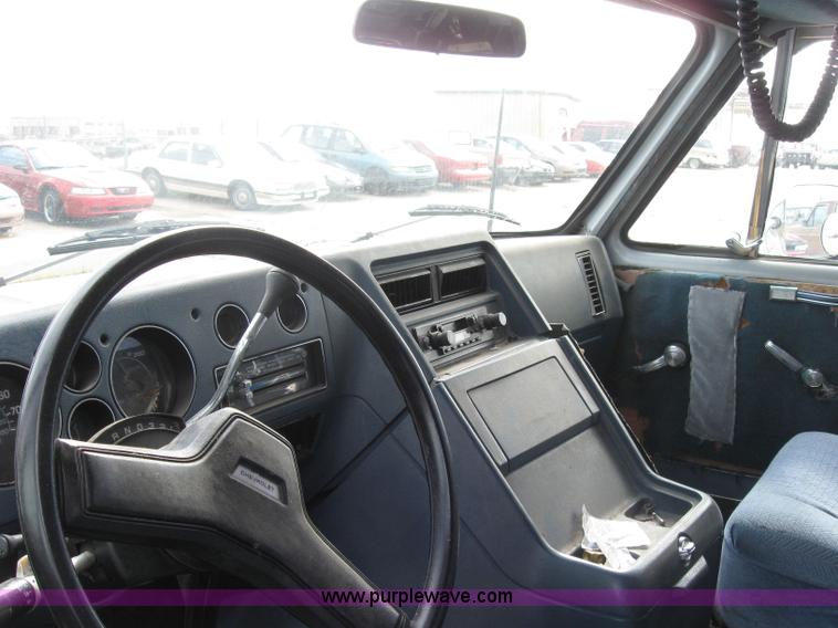 image for item 2220 1983 Chevrolet G10 van