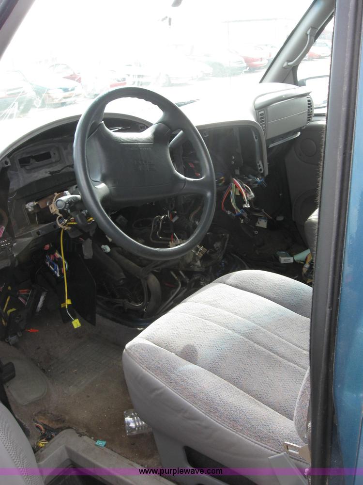 image for item 2222 1996 GMC Safari