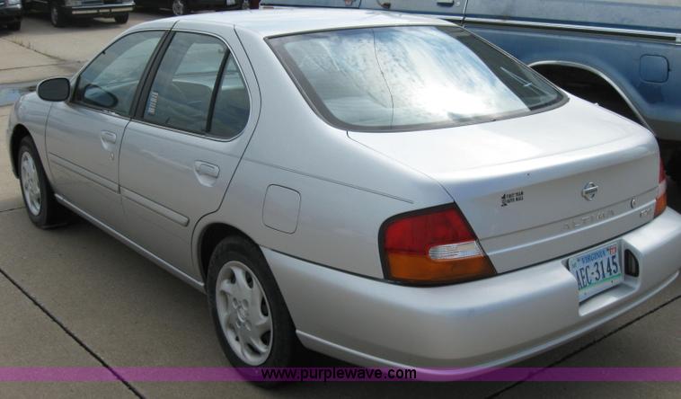 image for item 2225 1999 Nissan Altima