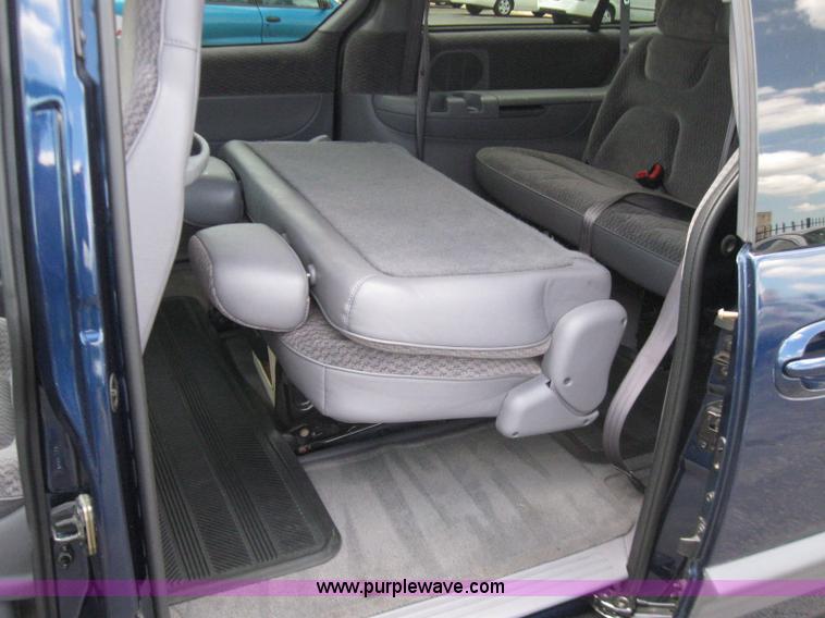 image for item 2242 2000 Dodge Grand Caravan SE minivan
