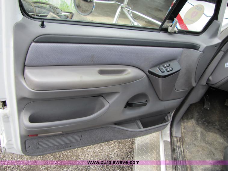 image for item 3510 1997 Ford F350 ambulance