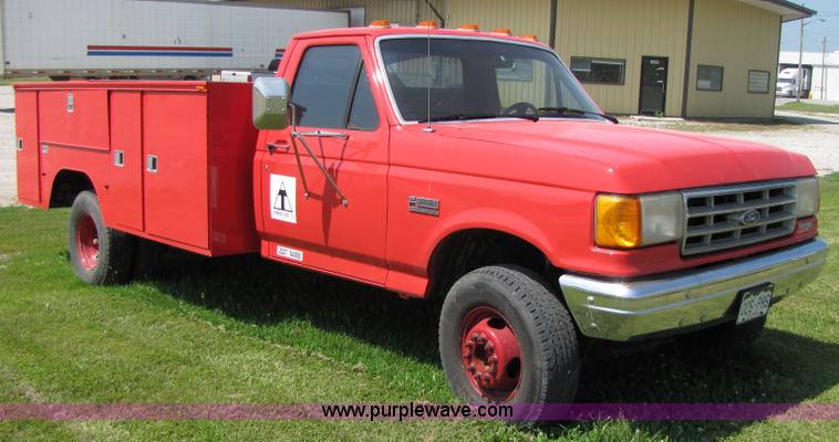image for item 3513 1990 Ford F450 Super Duty truck with service body