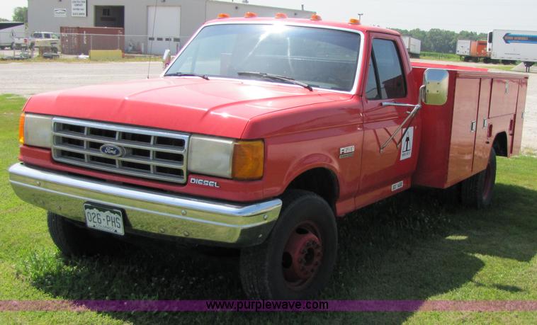 image for item 3513 1990 Ford F450 Super Duty truck with service body