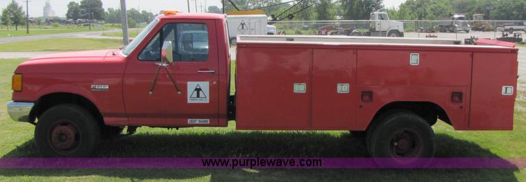 image for item 3513 1990 Ford F450 Super Duty truck with service body