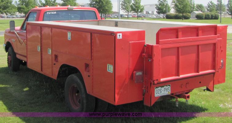 image for item 3513 1990 Ford F450 Super Duty truck with service body