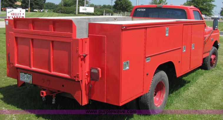 image for item 3513 1990 Ford F450 Super Duty truck with service body
