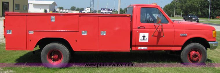 image for item 3513 1990 Ford F450 Super Duty truck with service body