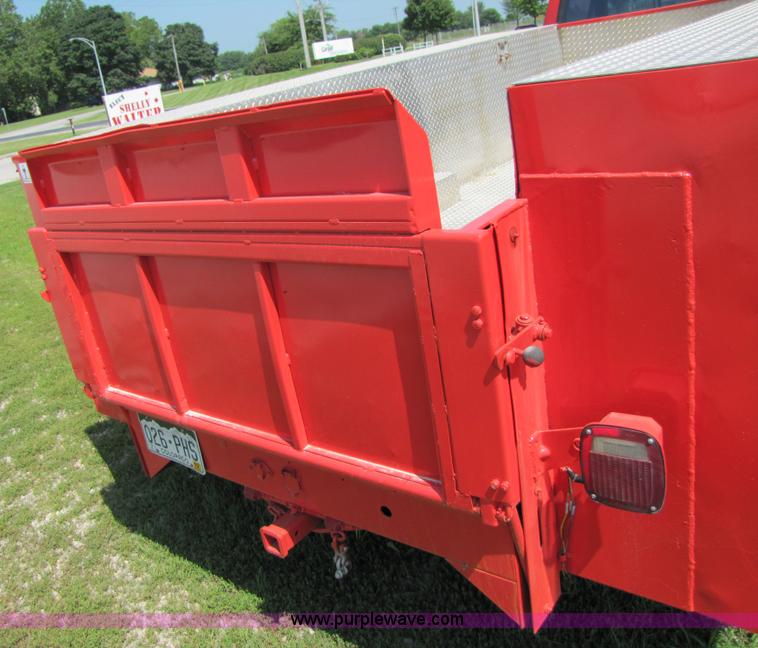 image for item 3513 1990 Ford F450 Super Duty truck with service body