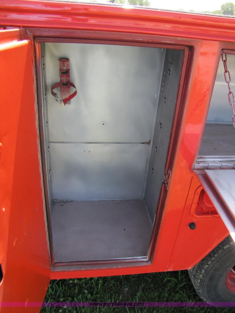 image for item 3513 1990 Ford F450 Super Duty truck with service body