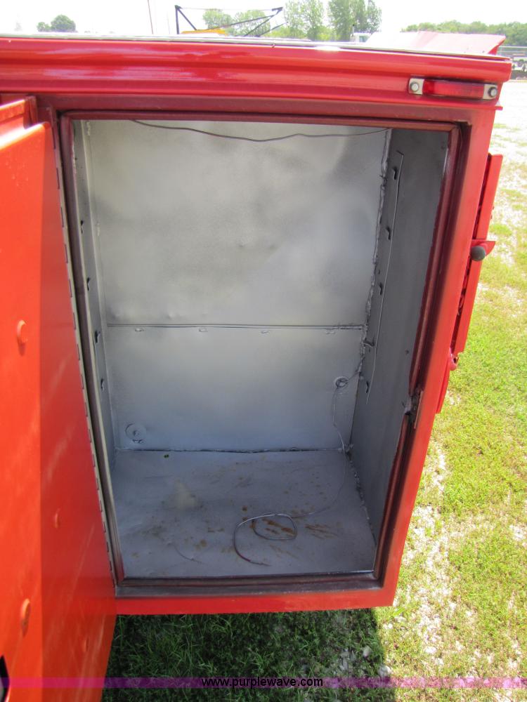 image for item 3513 1990 Ford F450 Super Duty truck with service body