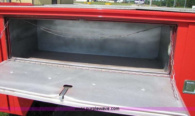 image for item 3513 1990 Ford F450 Super Duty truck with service body