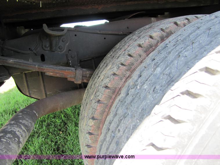 image for item 3513 1990 Ford F450 Super Duty truck with service body