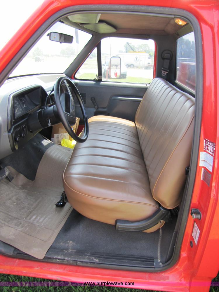 image for item 3513 1990 Ford F450 Super Duty truck with service body