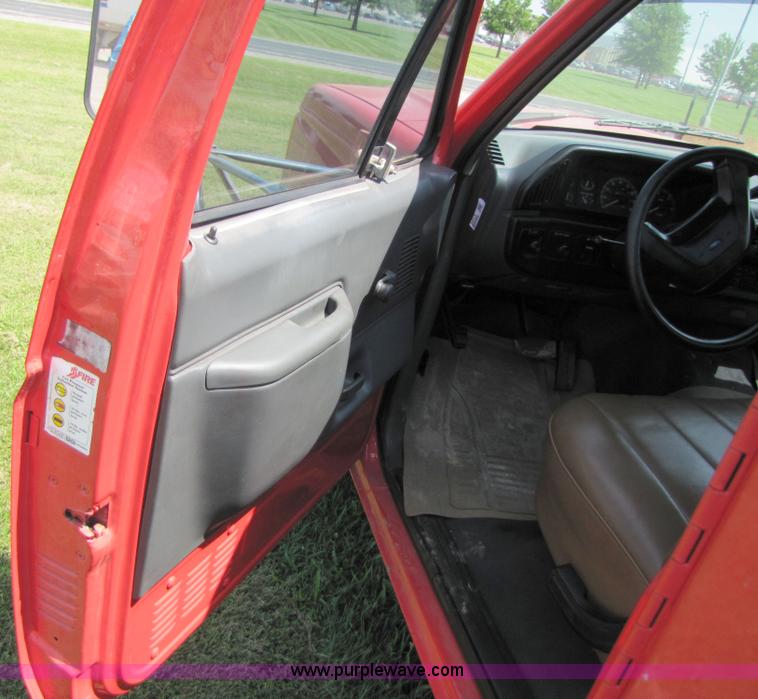 image for item 3513 1990 Ford F450 Super Duty truck with service body