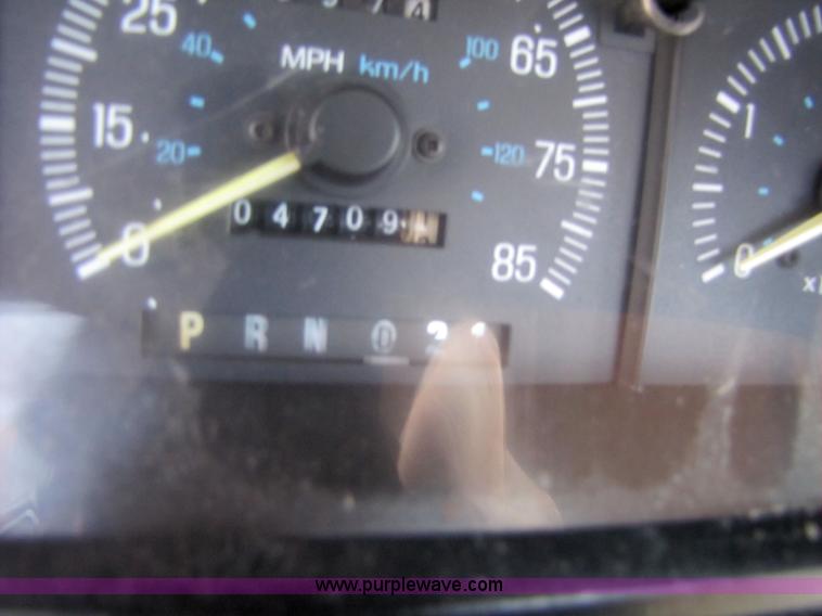 image for item 3513 1990 Ford F450 Super Duty truck with service body