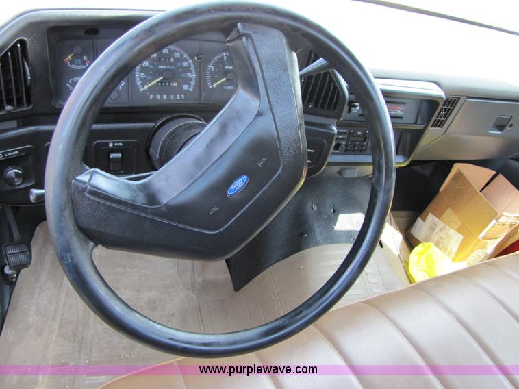 image for item 3513 1990 Ford F450 Super Duty truck with service body