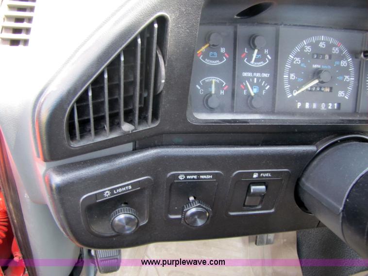 image for item 3513 1990 Ford F450 Super Duty truck with service body