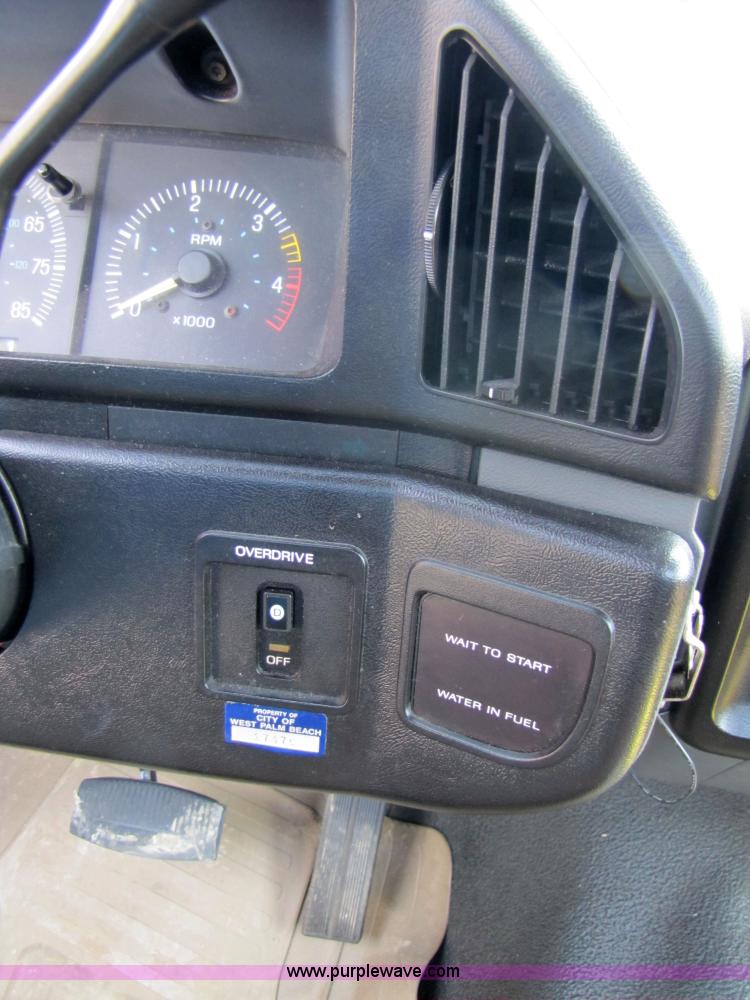 image for item 3513 1990 Ford F450 Super Duty truck with service body