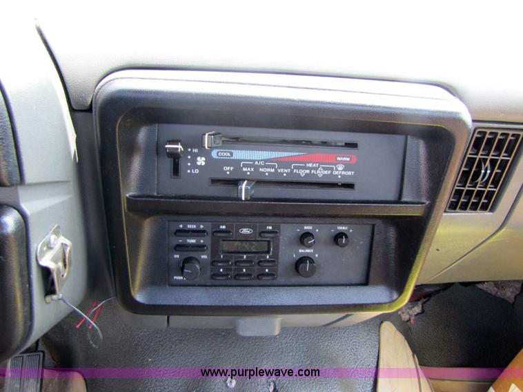 image for item 3513 1990 Ford F450 Super Duty truck with service body