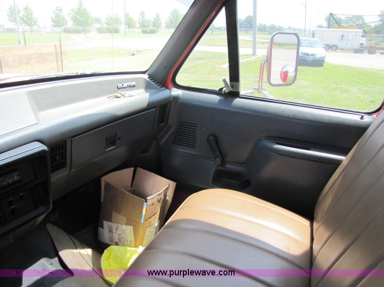 image for item 3513 1990 Ford F450 Super Duty truck with service body