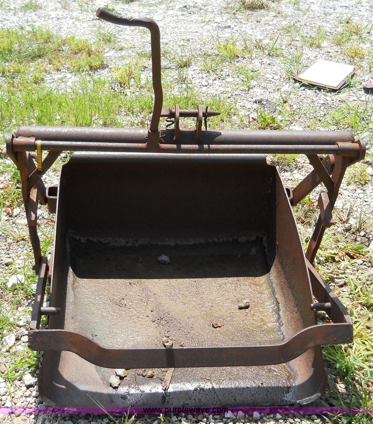 image for item 5009 Dearborn 19-6 dirt scoop