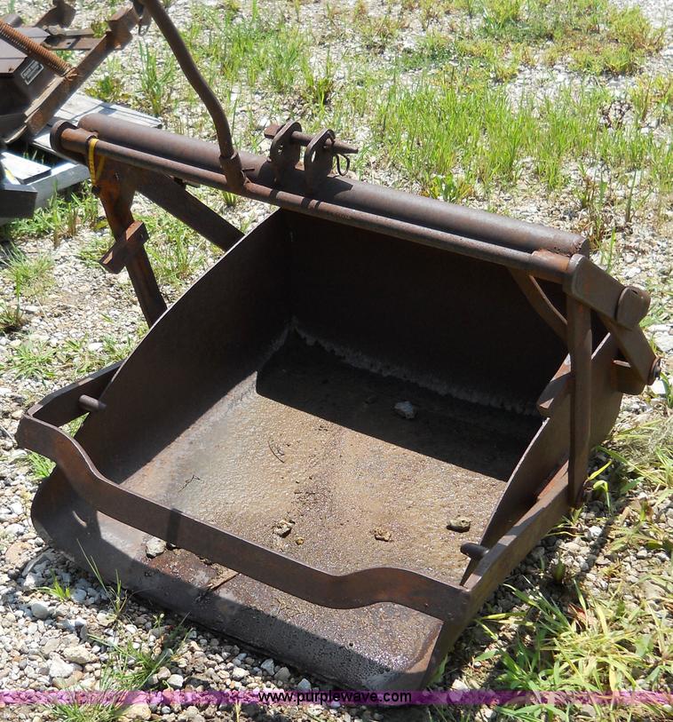 image for item 5009 Dearborn 19-6 dirt scoop