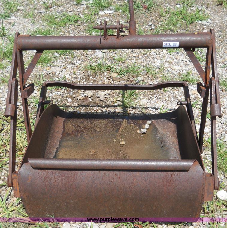 image for item 5009 Dearborn 19-6 dirt scoop