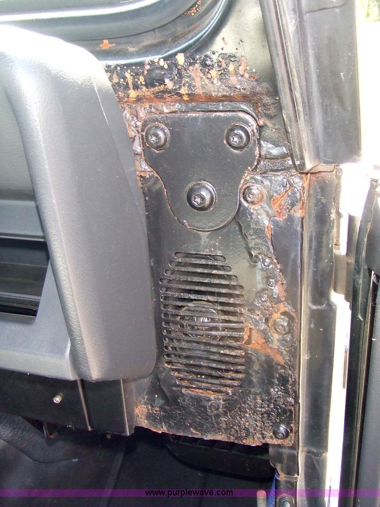 image for item 7107 1993 Jeep Wrangler