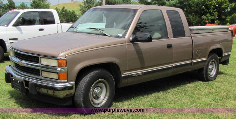 image for item 7236 1996 Chevrolet C2500 extended cab pickup truck