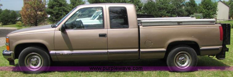 image for item 7236 1996 Chevrolet C2500 extended cab pickup truck