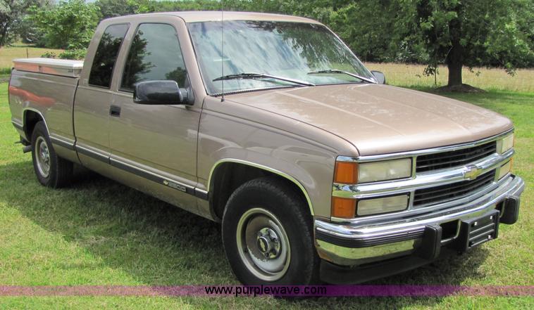image for item 7236 1996 Chevrolet C2500 extended cab pickup truck
