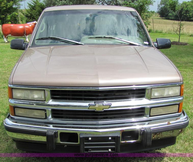 image for item 7236 1996 Chevrolet C2500 extended cab pickup truck