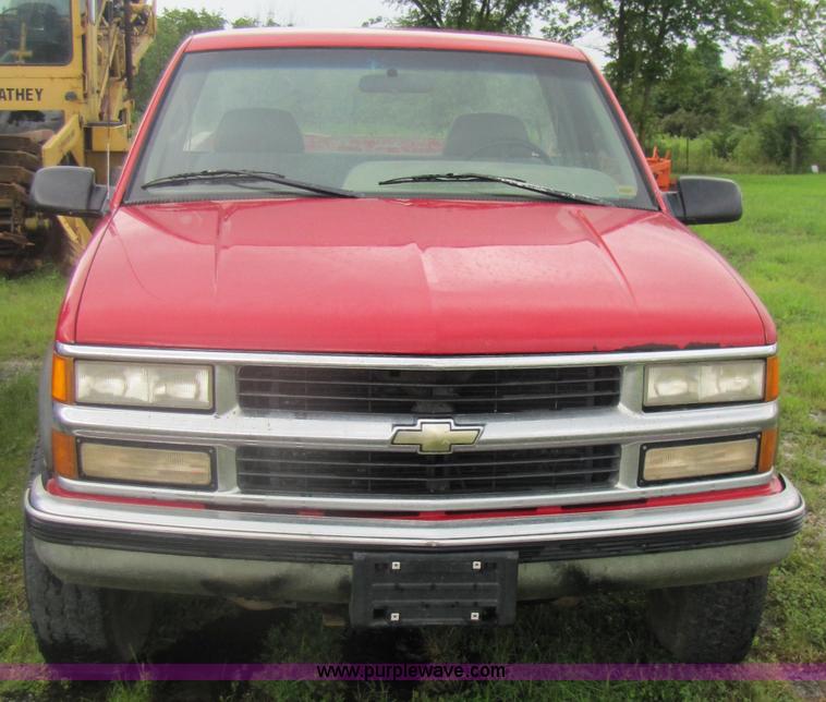 image for item 3050 1995 Chevrolet K2500 pickup truck