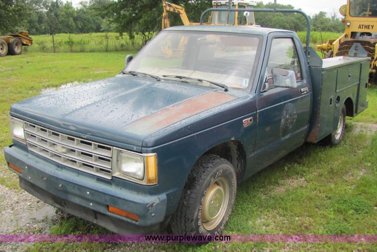 image for item 3051 1985 Chevrolet S-10 utility truck