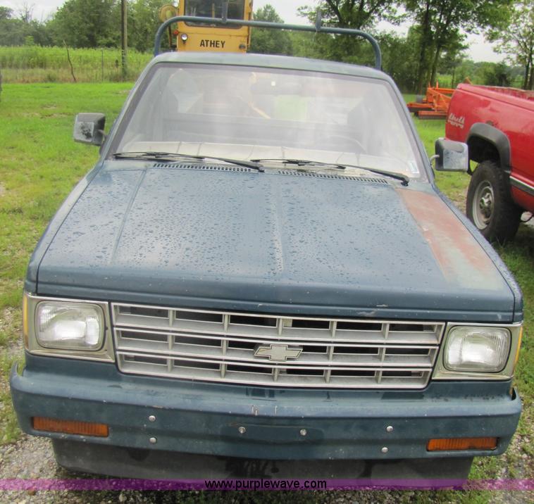 image for item 3051 1985 Chevrolet S-10 utility truck