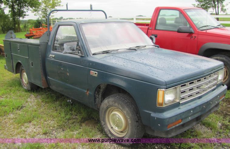 image for item 3051 1985 Chevrolet S-10 utility truck