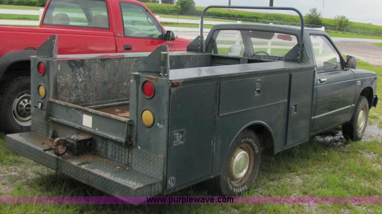 image for item 3051 1985 Chevrolet S-10 utility truck