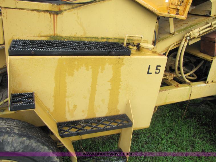 image for item 3053 1986 Athey 7-12D force feed loader