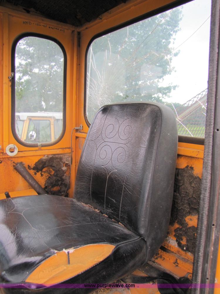 image for item 3053 1986 Athey 7-12D force feed loader