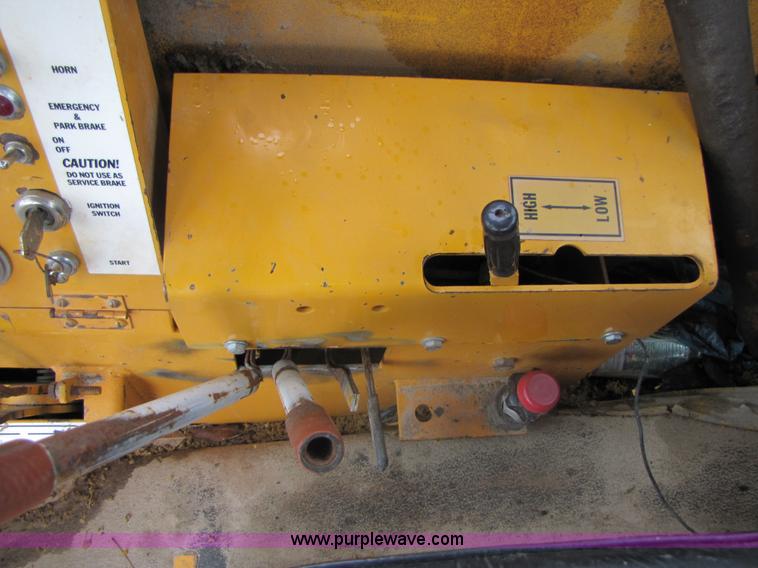 image for item 3053 1986 Athey 7-12D force feed loader