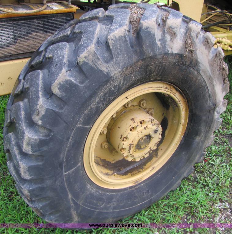 image for item 3053 1986 Athey 7-12D force feed loader