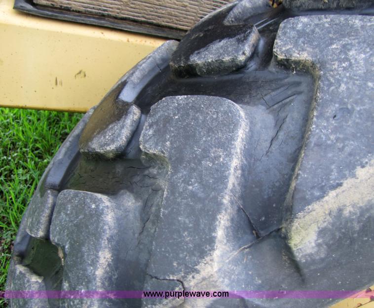 image for item 3053 1986 Athey 7-12D force feed loader