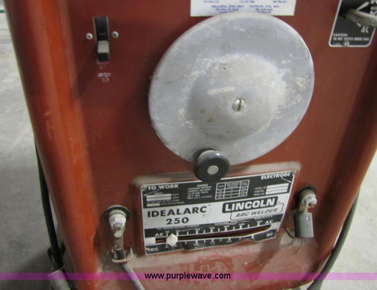image for item 3545 Lincoln Arc welder Idealarc 250