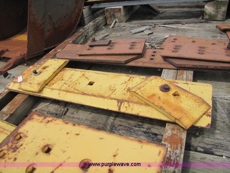 image for item 3571 Cutting edges for Caterpillar 950B three yard GP bucket