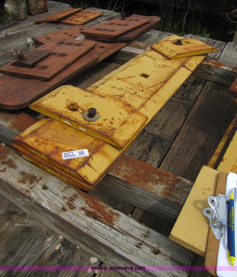 image for item 3571 Cutting edges for Caterpillar 950B three yard GP bucket