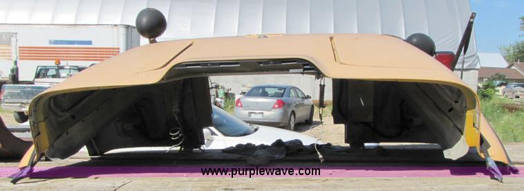 image for item 3604 1985 International truck hood