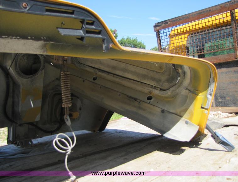 image for item 3604 1985 International truck hood