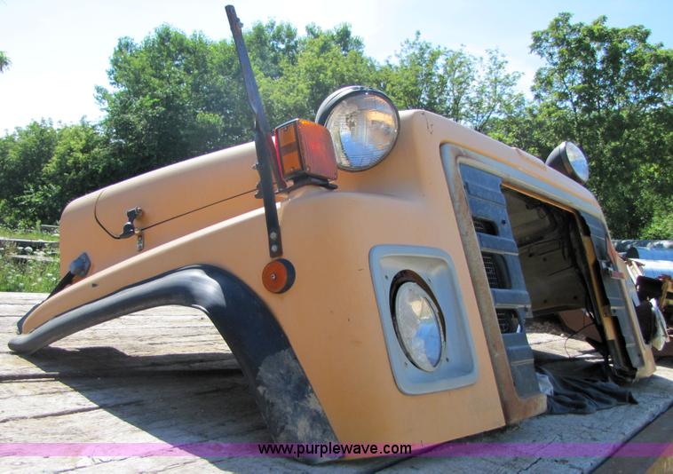 image for item 3604 1985 International truck hood