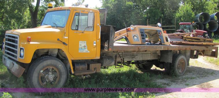 image for item 3605 1979 International 24' flatbed