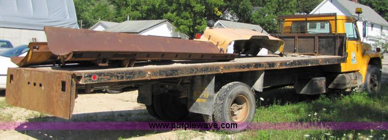 image for item 3605 1979 International 24' flatbed
